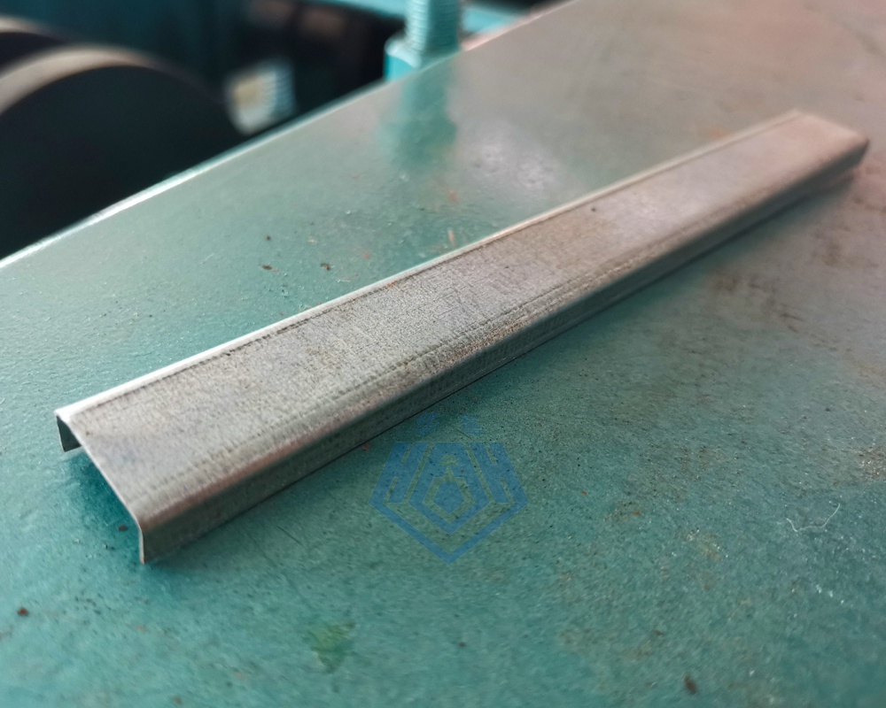 U型槽包邊條機(jī)器